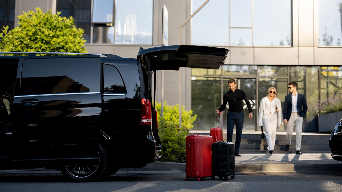 Airport Limousine vs Rideshare: Which Is Right for You?