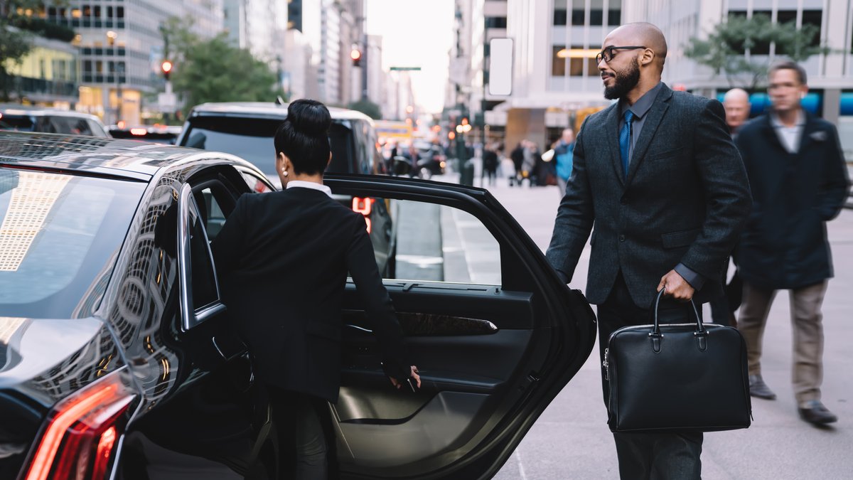 Holiday Season Limousine Bookings: Plan Ahead and Celebrate Right