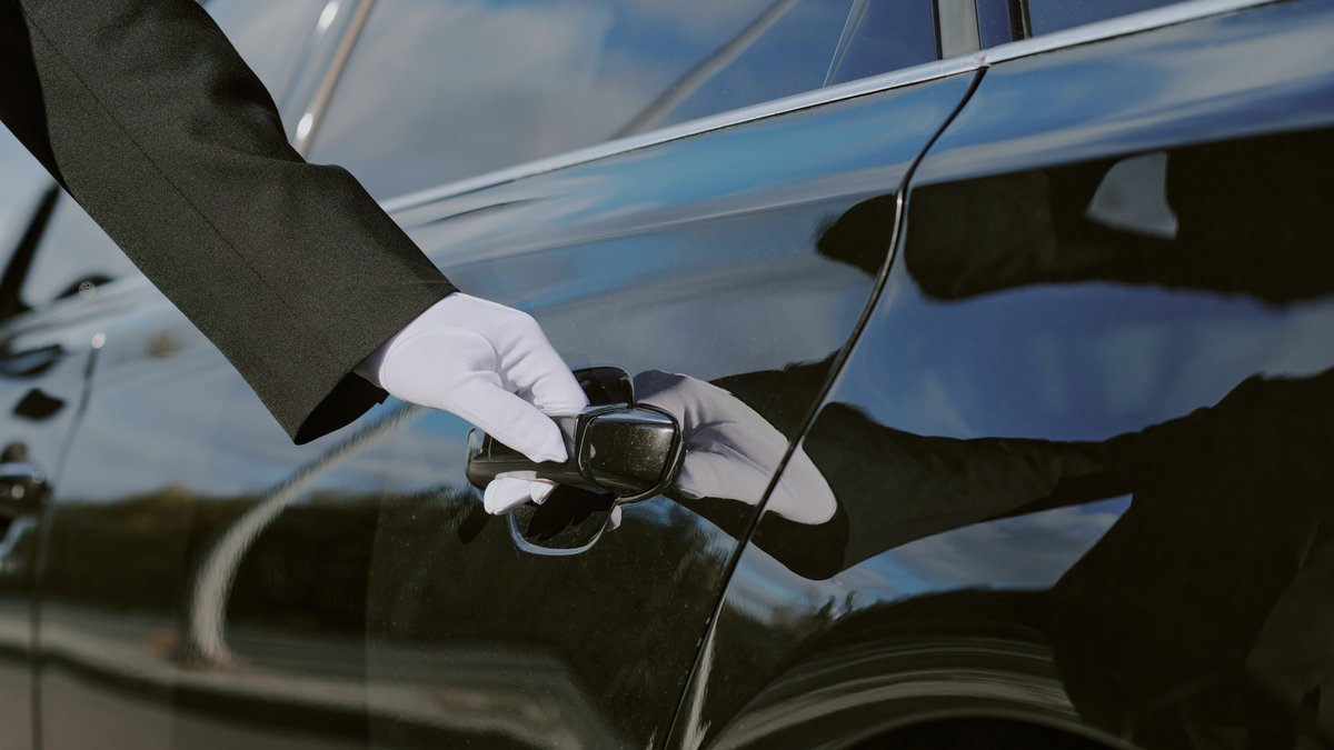 Limousine Etiquette: Do's and Don'ts Every Passenger Should Know
